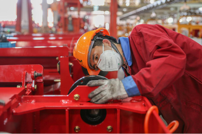 El 20 de febrero de 2020, en el taller de ensamblaje general de Zhejiang Dingli Machinery Co., Ltd, un técnico ensambla y prueba plataformas elevadoras que se enviarán a Estados Unidos. Yao Haixiang / Diario del Pueblo