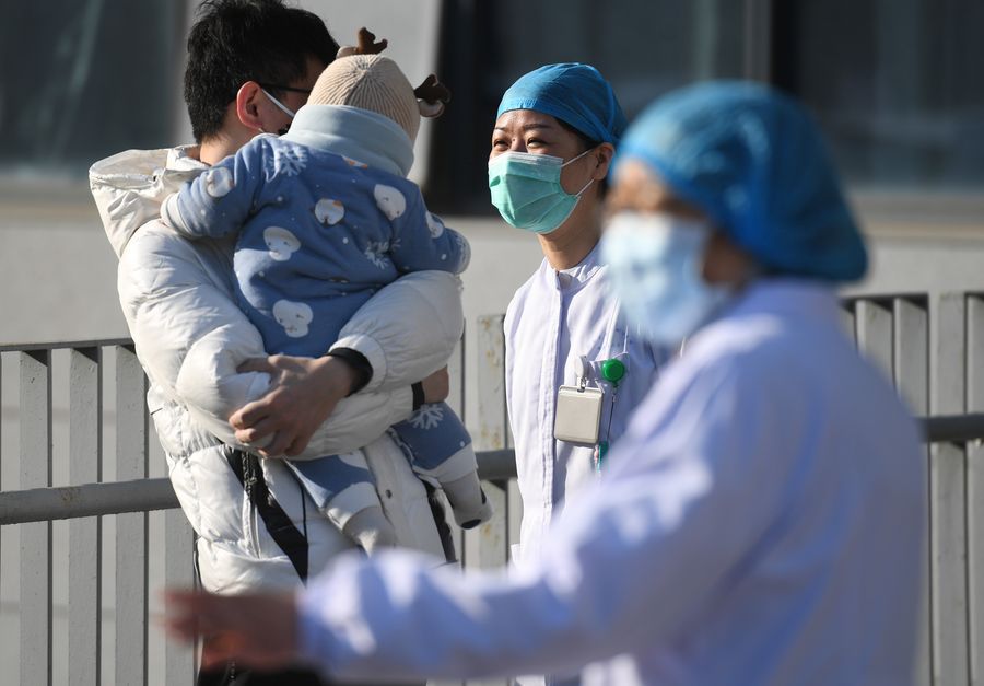 Trabajadores médicos se despiden de un bebé que se recuperó de la neumonía causada por el nuevo coronavirus en el campus Tangshan del Segundo Hospital de Nanjing, en Nanjing, capital de la provincia de Jiangsu, en el este de China, el 20 de febrero de 2020. (Xinhua/Ji Chunpeng)