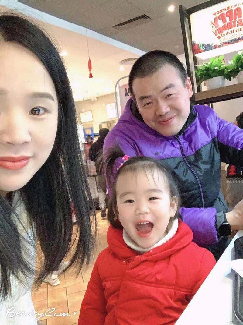 Una foto de Wang Yong (a la derecha) con su esposa y su hija.  [Foto: Xinmin Semanal]