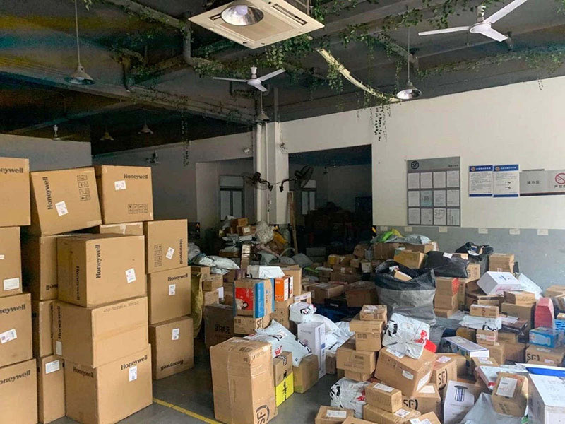 Desde que se unió a la lucha contra el nuevo coronavirus, el mensajero Wang Yong ha estado durmiendo en un almacén de la compañía de entregas rápidas donde trabaja.  [Foto: Xinmin Semanal]