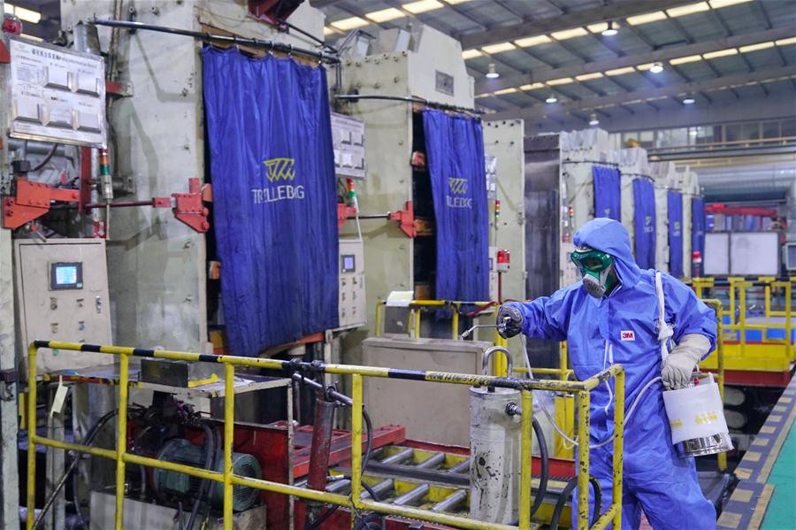 Un empleado desinfecta el taller de Trelleborg Wheel, empresa con capital extranjero, en Xingtai, provincia de Hebei, 24 de febrero del 2020. [Foto: Xinhua]