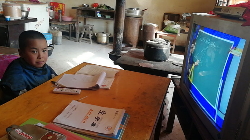 Un estudiante atiende a una clase en línea por televisión en Guyuan, región autónoma de Ningxia Hui.  [Foto: Chen Jianlei / Chinadaily]