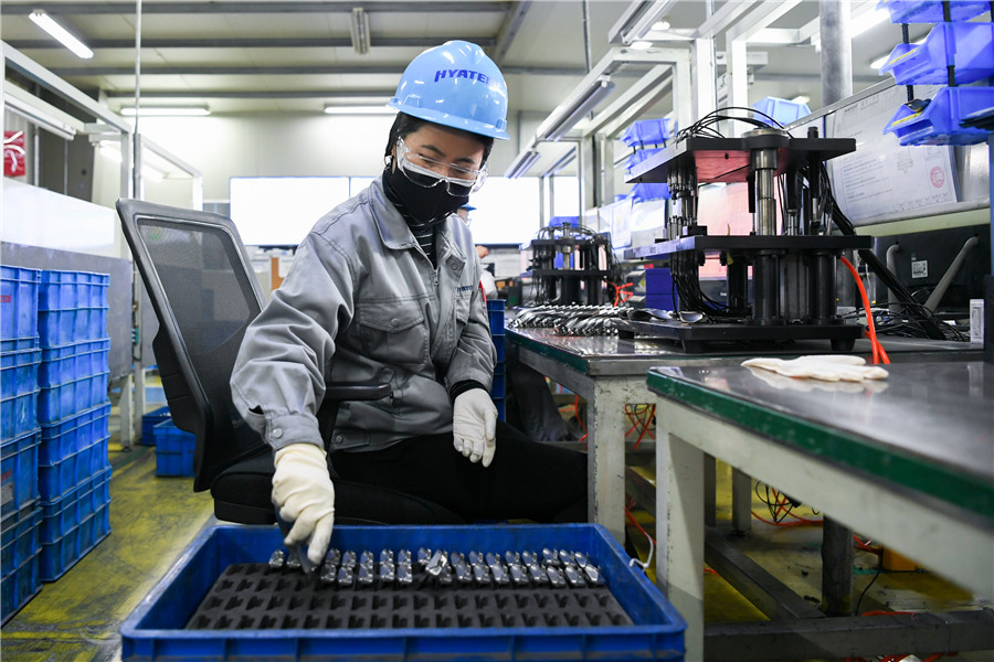 Los empleados de una empresa de fabricación de piezas de aviones reanudan el trabajo en una zona de alta tecnología en Wuxi.  [Foto: Xinhua]