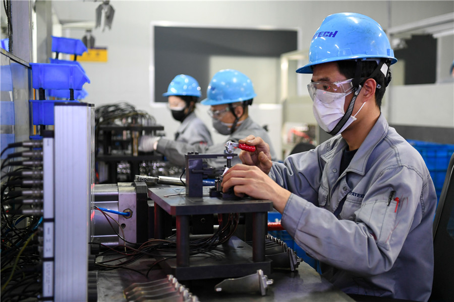 Los empleados de una empresa de fabricación de piezas de aviones reanudan el trabajo en una zona de alta tecnología en Wuxi.  [Foto: Xinhua]