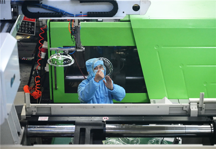 Un empleado de una empresa de fabricación de alta tecnología reanuda su trabajo en Fuzhou, provincia de Fujian, 20 de febrero del 2020. [Foto: Xinhua]