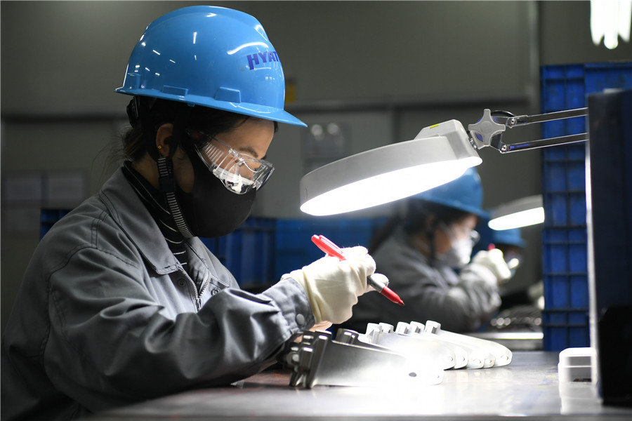 Los empleados de una empresa de fabricación de piezas de aviones reanudaron el trabajo en la zona de alta tecnología en Wuxi, provincia de Jiangsu, 26 de febrero del 2020. [Foto: Xinhua]