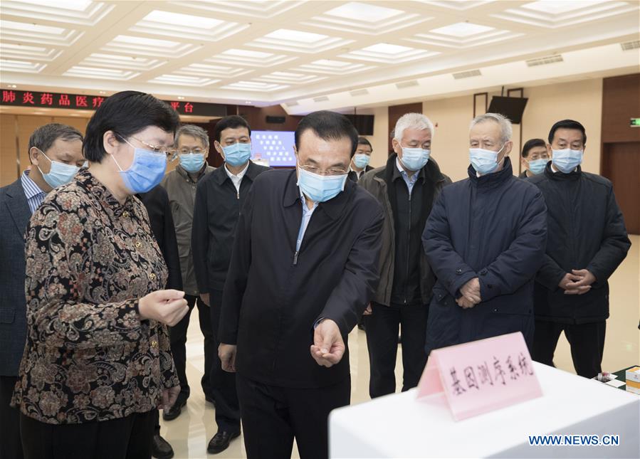 El primer ministro chino, Li Keqiang, también miembro del Comité Permanente del Buró Político del Comité Central del Partido Comunista de China (PCCh) y jefe del grupo dirigente del Comité Central del PCCh sobre la prevención y el control del nuevo coronavirus, se informa acerca del uso de equipos de detección para la enfermedad del nuevo coronavirus (COVID-19), durante una visita de inspección a una plataforma de emergencia nacional para fármacos y dispositivos médicos de COVID-19, en Beijing, capital de China, el 28 de febrero de 2020. (Xinhua/Wang Ye)