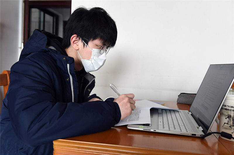 Un estudiante del último año de la escuela secundaria estudia en casa. (Foto: Xinhua)
