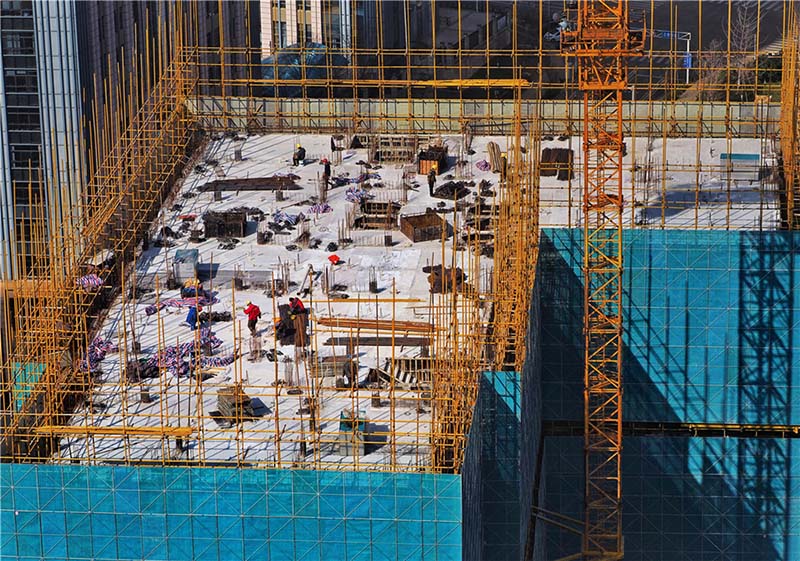 Trabajadores de la construcción laboran en un proyecto inmobiliario de Jinan, 23 de febrero del 2020. [Foto: Qian Han/ China Daily] 