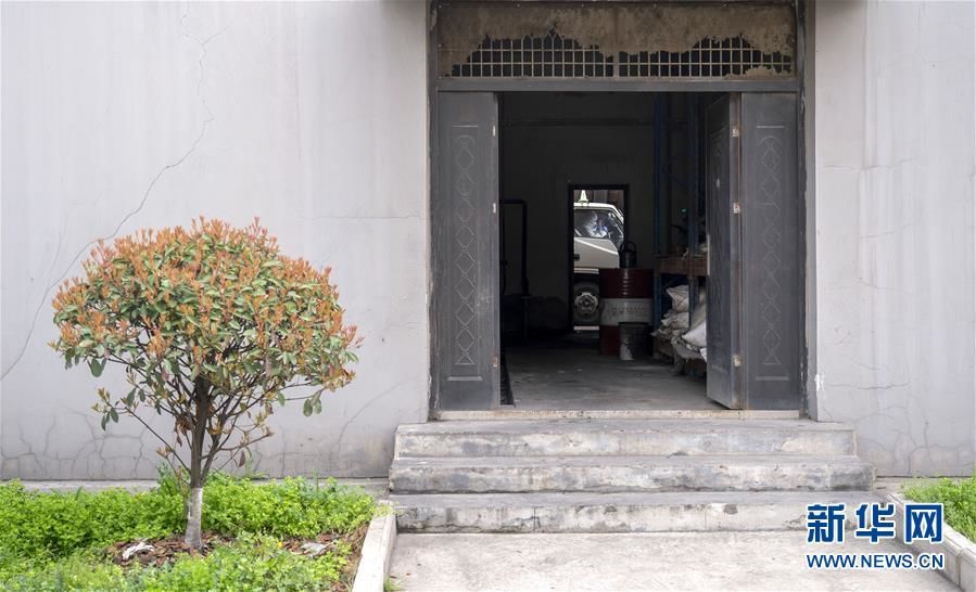 El 4 de marzo, en la empresa Yunfeng del distrito Qingshan, Wuhan, un conductor que trasporta contenedores de desechos médicos esperaba en el camión para trasladar la carga. (Foto: Cai Yang, reportero de la Agencia de Noticias Xinhua)