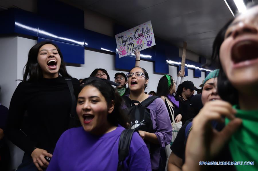 CIUDAD DE MEXICO, 8 marzo, 2020 (Xinhua) -- Ciudadanas participan en una manifestación por el Día Internacional de la Mujer en el metro de la Ciudad de México, capital de México, el 8 de marzo de 2020. (Xinhua/Sunny Quintero)