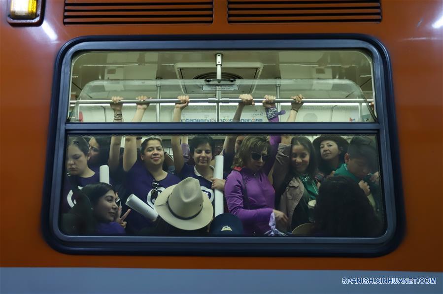 CIUDAD DE MEXICO, 8 marzo, 2020 (Xinhua) -- Ciudadanas participan en una manifestación por el Día Internacional de la Mujer en el metro de la Ciudad de México, capital de México, el 8 de marzo de 2020. (Xinhua/Sunny Quintero)