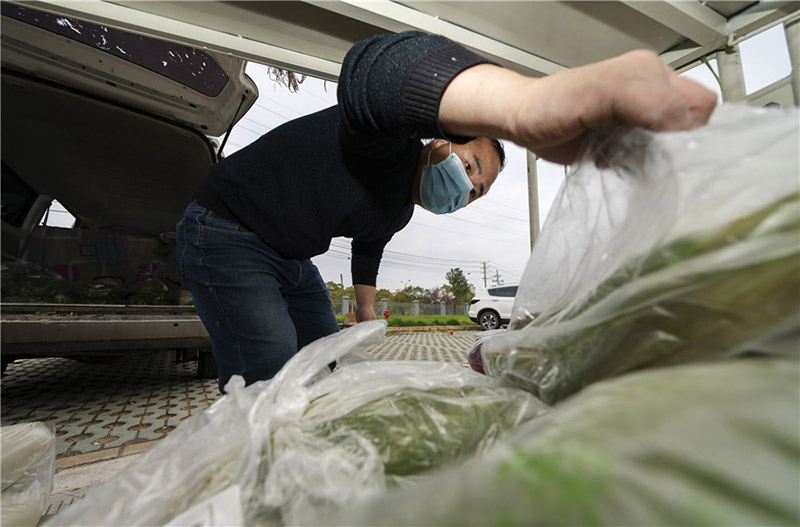 Ma Zengchen, repartidor de verduras, se prepara para cargar mercancías en Wuhan, provincia de Hubei, 7 de marzo del 2020. [Foto: Xinhua]