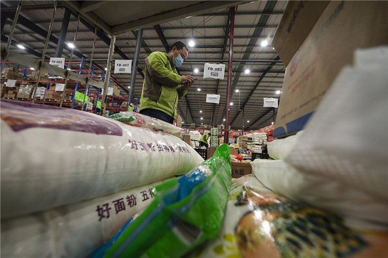 Ma Zengchen, repartidor de verduras, prepara los productos que tiene que entregar en Wuhan, provincia de Hubei, 7 de marzo del 2020. [Foto: Xinhua] 