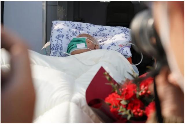 Un paciente de 100 años con Covid-19 es dado de alta del hospital