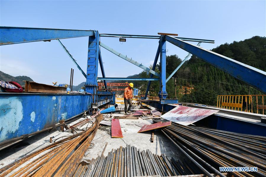 Sitio de construcción del puente extra grande del río Qingshui en Jianhe, Guizhou