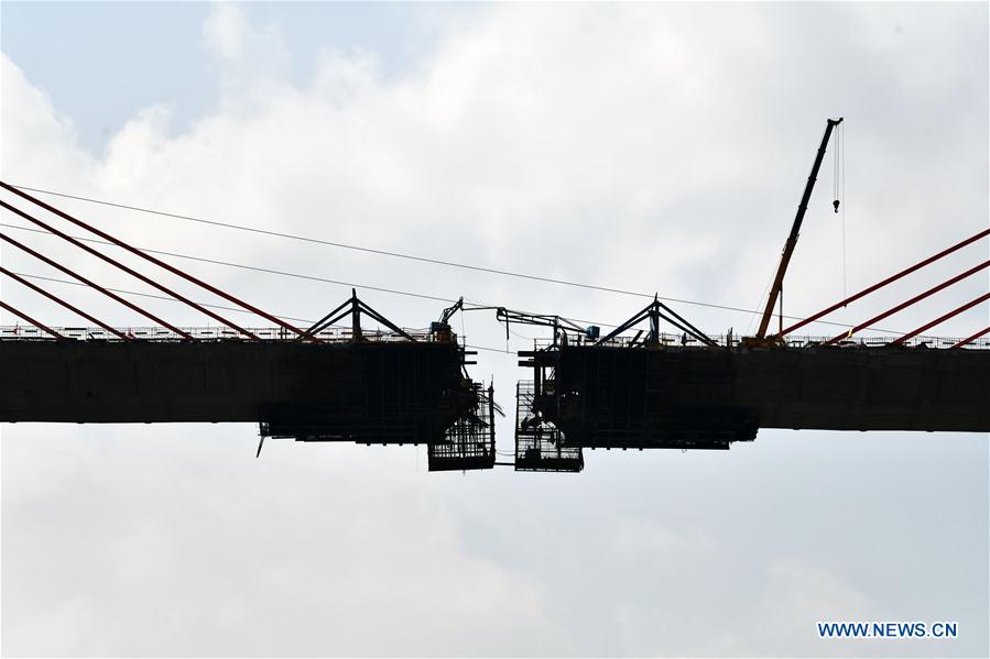 Sitio de construcción del puente extra grande del río Qingshui en Jianhe, Guizhou