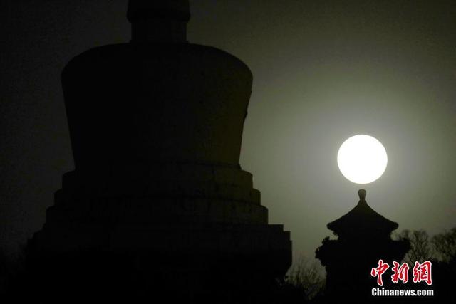 [Fuente: China News Network] En la noche del 10 de marzo, una "superluna" iluminó el cielo de Beijing. Por Mao Jianjun, Agencia de Noticias de China.