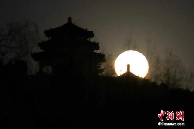 [Fuente: China News Network] En la noche del 10 de marzo, una "superluna" iluminó el cielo de Beijing. Por Mao Jianjun, Agencia de Noticias de China.