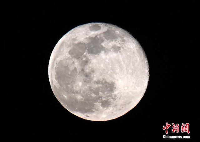 [Fuente: Chinanews.com] Una "superluna" iluminó el cielo de Beijing. Por Mao Jianjun, Agencia de Noticias de China.