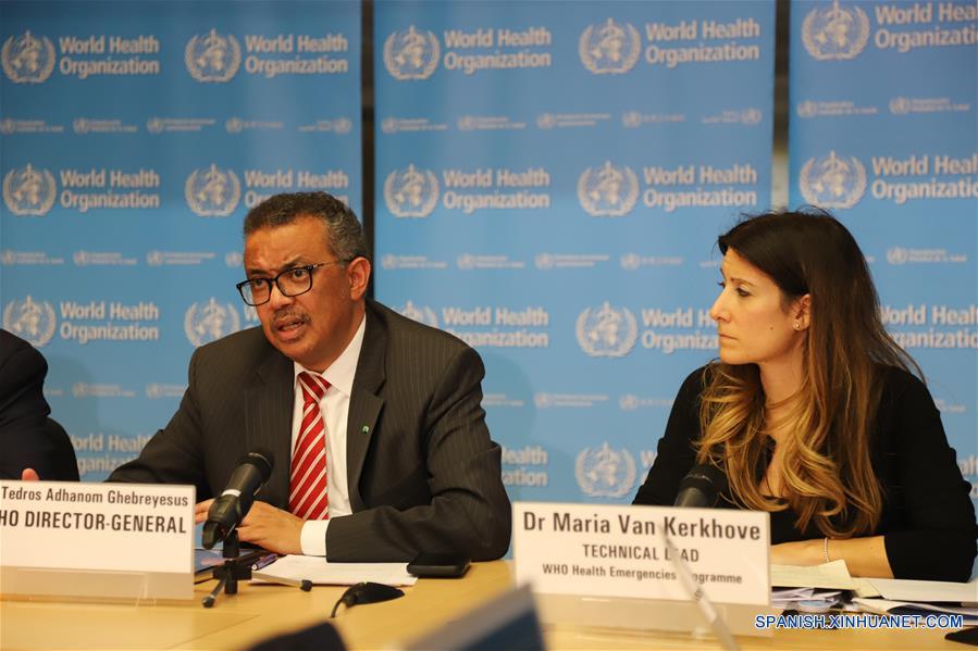GINEBRA, 11 marzo, 2020 (Xinhua) -- El director general de la Organización Mundial de la Salud (OMS), Tedros Adhanom Ghebreyesus (i), habla durante una conferencia de prensa en Ginebra, Suiza, el 11 de marzo de 2020. La OMS dijo el miércoles que el brote de COVID-19 puede ser descrito como "pandemia" por la creciente propagación del virus por todo el mundo. (Xinhua/Chen Junxia)