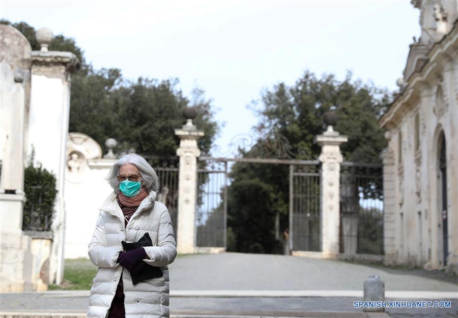 ROMA, 10 marzo, 2020 (Xinhua) -- Un peatón usando una mascarilla camina en una calle en Roma, Italia, el 10 de marzo de 2020. El primer ministro italiano, Giuseppe Conte, anunció la tarde del lunes que toda Italia será puesta en cuarentena desde el martes hasta el 3 de abril. (Xinhua/Cheng Tingting)