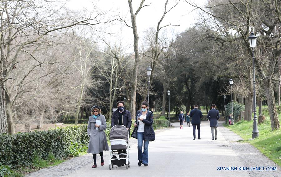 ROMA, 10 marzo, 2020 (Xinhua) -- Peatones usando mascarillas caminan en un camino en Roma, Italia, el 10 de marzo de 2020. El primer ministro italiano, Giuseppe Conte, anunció la tarde del lunes que toda Italia será puesta en cuarentena desde el martes hasta el 3 de abril. (Xinhua/Cheng Tingting)