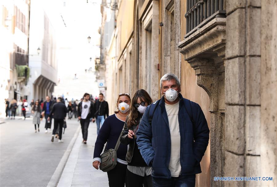 ROMA, 10 marzo, 2020 (Xinhua) -- Peatones usando mascarillas caminan en una calle en Roma, Italia, el 10 de marzo de 2020. El primer ministro italiano, Giuseppe Conte, anunció la tarde del lunes que toda Italia será puesta en cuarentena desde el martes hasta el 3 de abril. (Xinhua/Cheng Tingting)