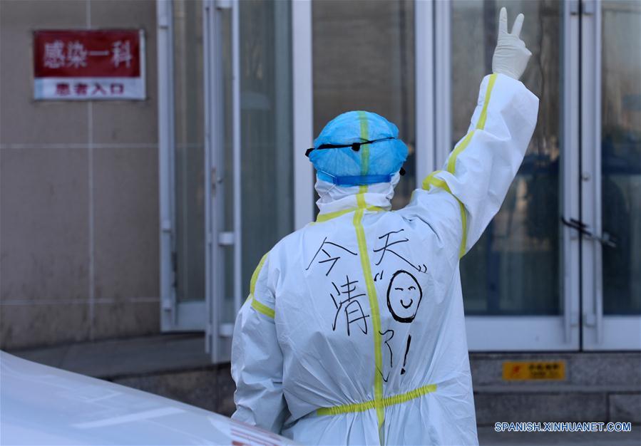 TIANJIN, 15 marzo, 2020 (Xinhua) -- Un trabajador de la salud hace la señal de victoria en el Hospital Tianjin Haihe en la municipalidad de Tianjin, en el norte de China, el 15 de marzo de 2020. El último paciente de COVID-19 en Tianjin fue curado y dado de alta el domingo. (Xinhua/Deng Haoran)