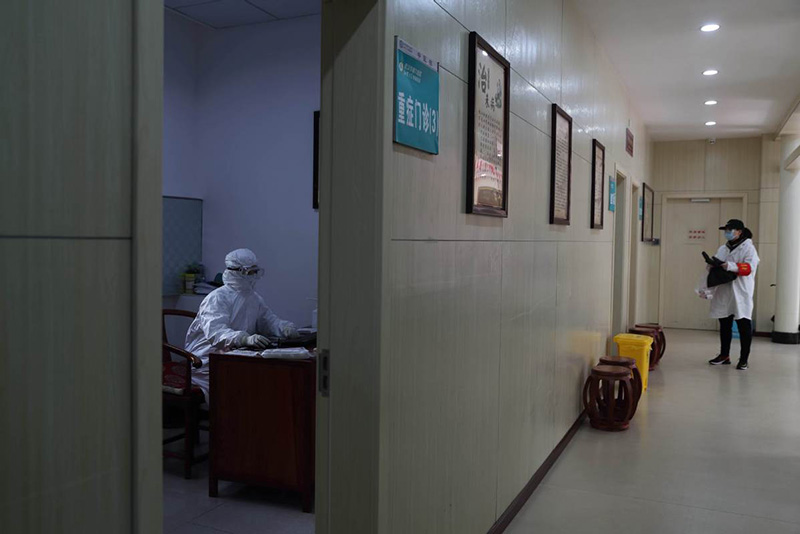 Un médico de medicina tradicional china espera a pacientes en el departamento de medicina tradicional china del hospital. [Foto por Wang Jing / China Daily]