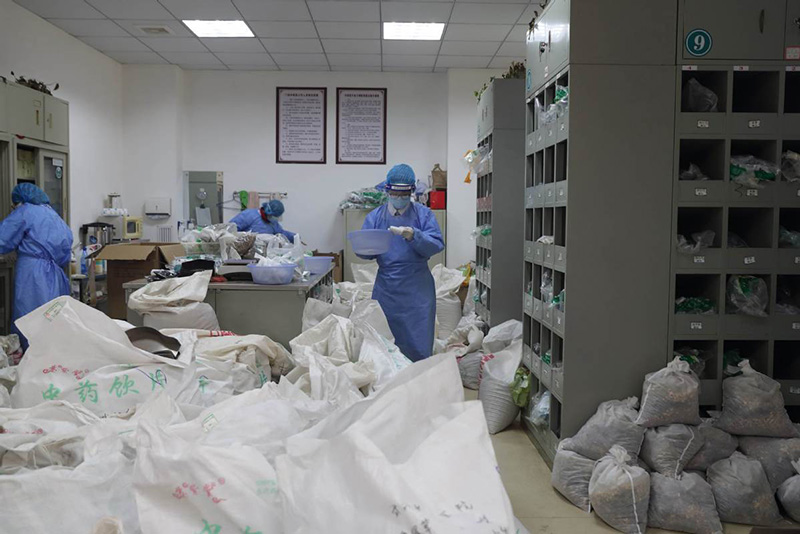 Las bolsas de hierbas ocupan la mayor parte del espacio en el dispensario de medicina tradicional china del hospital. [Foto por Wang Jing / China Daily]