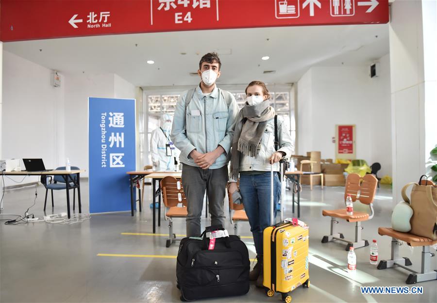 BEIJING, 16 marzo, 2020 (Xinhua) -- Imagen del 14 de marzo de 2020 del área de espera del Nuevo Centro Internacional de Exposiciones de China en Beijing, capital de China. Beijing ha convertido el Nuevo Centro Internacional de Exposiciones de China en un centro de tránsito para pasajeros entrantes internacionales. (Xinhua/Chen Zhonghao)