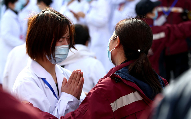 Durante la ceremonia de clausura del Hospital Temporal Wuchang, una de los miembros del personal médico de Wuhan (a la izquierda) muestra su gratitud a una colega de la provincia de Hunan. Wuhan, provincia de Hubei, 10 de marzo del 2020. (Foto: Zhang Zheng/ China Daily)