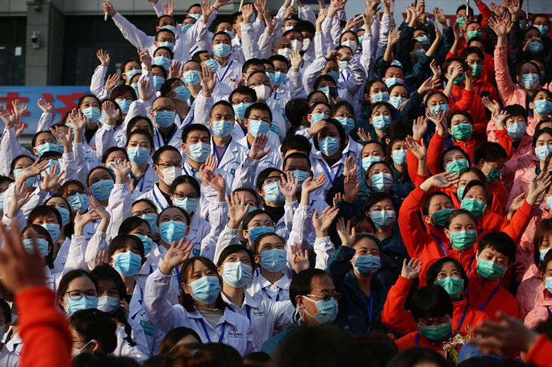 Trabajadores de la salud asisten a la ceremonia de clausura del Hospital Improvisado Wuchang, Wuhan, provincia de Hubei, 10 de marzo del 2020. (Foto: Zhang Zheng/ China Daily)