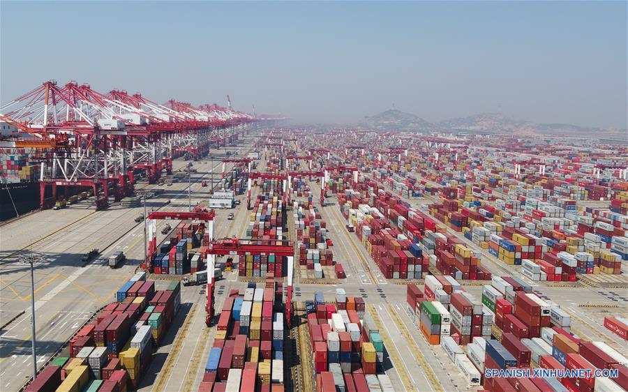 Puerto Yangshan en Shanghai experimenta flujo creciente de buques de carga durante últimas dos semanas
