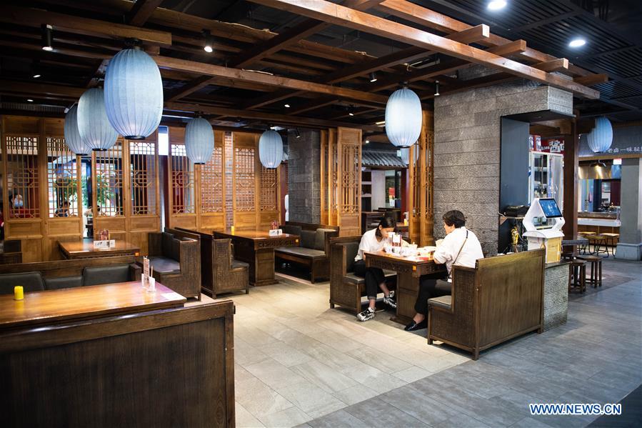 La gente come en un restaurante de Changsha, provincia de Hunan. 