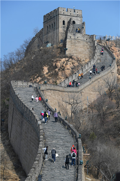Los visitantes pasean por la sección Badaling de la Gran Muralla China, Beijing, 24 de marzo del 2020. [Foto: Wei Xiaohao/ Chinadaily]