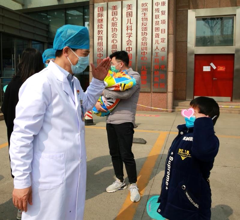 Expertos chinos comparten conocimientos sobre casos de COVID-19 en niños