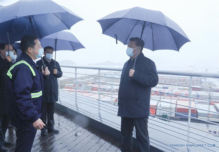 NINGBO, 29 marzo, 2020 (Xinhua) -- El presidente chino, Xi Jinping, también secretario general del Comité Central del Partido Comunista de China y presidente de la Comisión Militar Central, visita la zona portuaria Chuanshan del Puerto de Ningbo-Zhoushan, en la provincia de Zhejiang, en el este de China, el 29 de marzo de 2020. Xi inspeccionó el domingo la reanudación de labores y producción en Zhejiang. (Xinhua/Ju Peng)