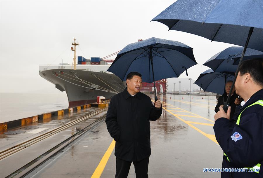 NINGBO, 29 marzo, 2020 (Xinhua) -- El presidente chino, Xi Jinping, también secretario general del Comité Central del Partido Comunista de China y presidente de la Comisión Militar Central, visita la zona portuaria Chuanshan del Puerto de Ningbo-Zhoushan, en la provincia de Zhejiang, en el este de China, el 29 de marzo de 2020. Xi inspeccionó el domingo la reanudación de labores y producción en Zhejiang. (Xinhua/Shen Hong)