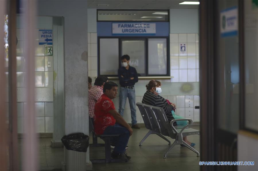 CHILLAN, 29 marzo, 2020 (Xinhua) -- Una persona porta una mascarilla mientras espera en el interior de un hospital, en la ciudad de Chillán, en la región de Ñuble, Chile, el 29 de marzo de 2020. El gobierno de Chile informó el domingo que existen 2.139 casos confirmados de la enfermedad causada por el nuevo coronavirus (COVID-19) y siete víctimas mortales de la enfermedad en el país. (Xinhua/Str)