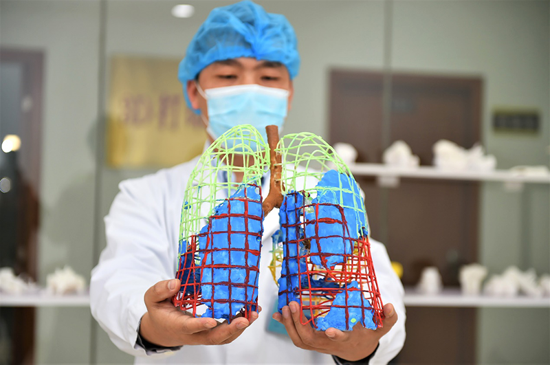 El 2 de marzo, el primer modelo impreso en 3D de unos pulmones con neumonía por COVID-19 en Hunan fue lanzado en el Centro de Impresión Médica 3D del Hospital Sur del Primer Hospital Popular de Quzhou. Por Cao Gaolin / vip.people.com.cn