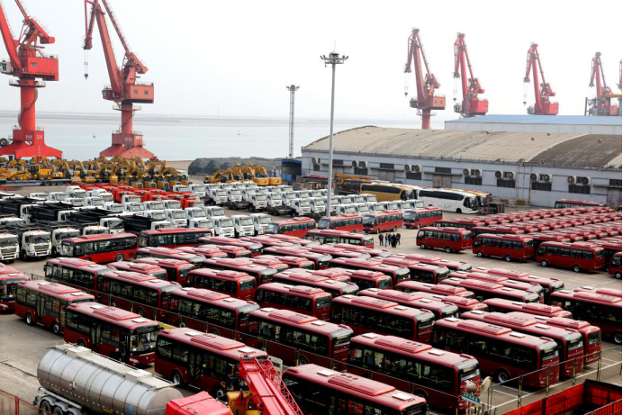 El 7 de marzo de 2020, imagen de una gran cantidad de vehículos y maquinaria en la terminal de la compañía Dongfang en el Puerto de Lianyungang, Jiangsu, a la espera de su exportación al extranjero. Por Wang Chun / vip.people.com.cn