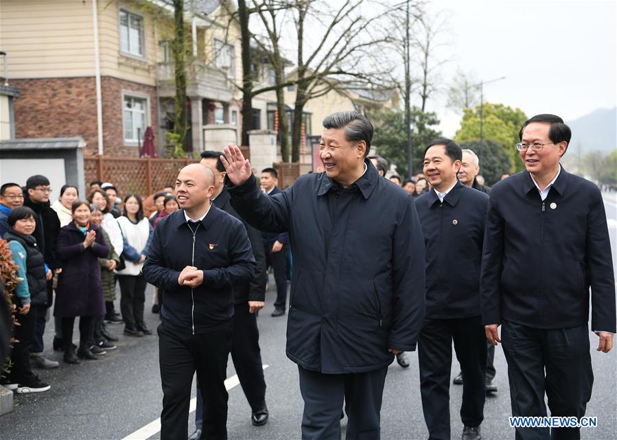 HUZHOU, 30 marzo, 2020 (Xinhua) -- El presidente chino, Xi Jinping, también secretario general del Comité Central del Partido Comunista de China y presidente de la Comisión Militar Central, se entera de los enormes cambios generados por el avance del desarrollo ecológico, en la aldea Yucun de la localidad de Tianhuangping en el distrito de Anji, provincia de Zhejiang, en el este de China, el 30 de marzo de 2020. Xi inspeccionó el distrito de Anji en Zhejiang el lunes. (Xinhua/Yan Yan)