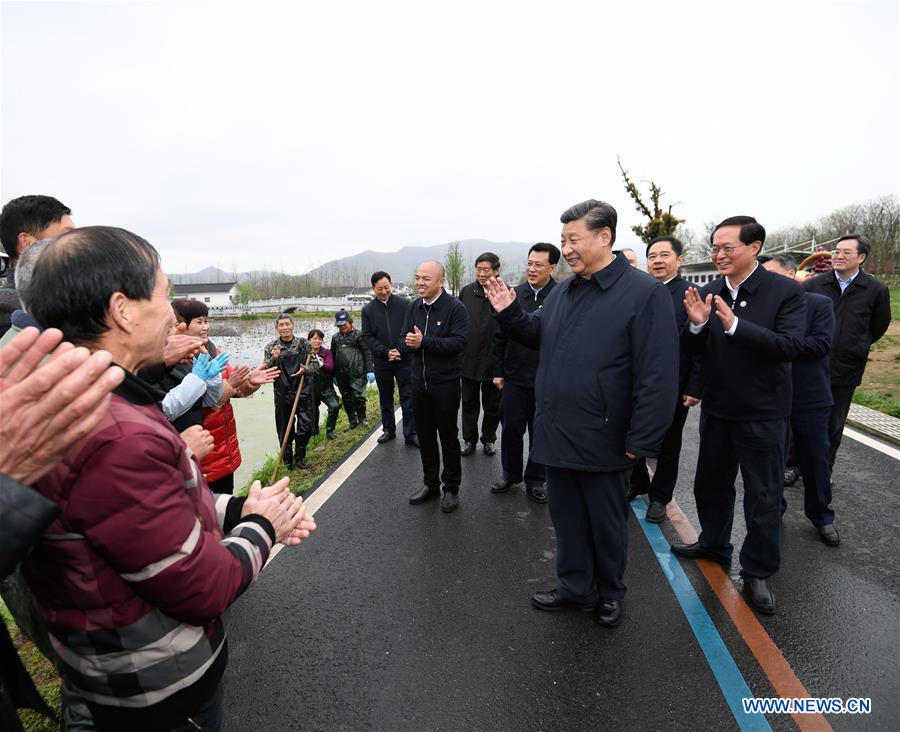 HUZHOU, 30 marzo, 2020 (Xinhua) -- El presidente chino, Xi Jinping, también secretario general del Comité Central del Partido Comunista de China y presidente de la Comisión Militar Central, conversa con aldeanos y se entera de los enormes cambios generados por el avance del desarrollo ecológico, en la aldea Yucun de la localidad de Tianhuangping en el distrito de Anji, provincia de Zhejiang, en el este de China, el 30 de marzo de 2020. Xi inspeccionó el distrito de Anji en Zhejiang el lunes. (Xinhua/Shen Hong)