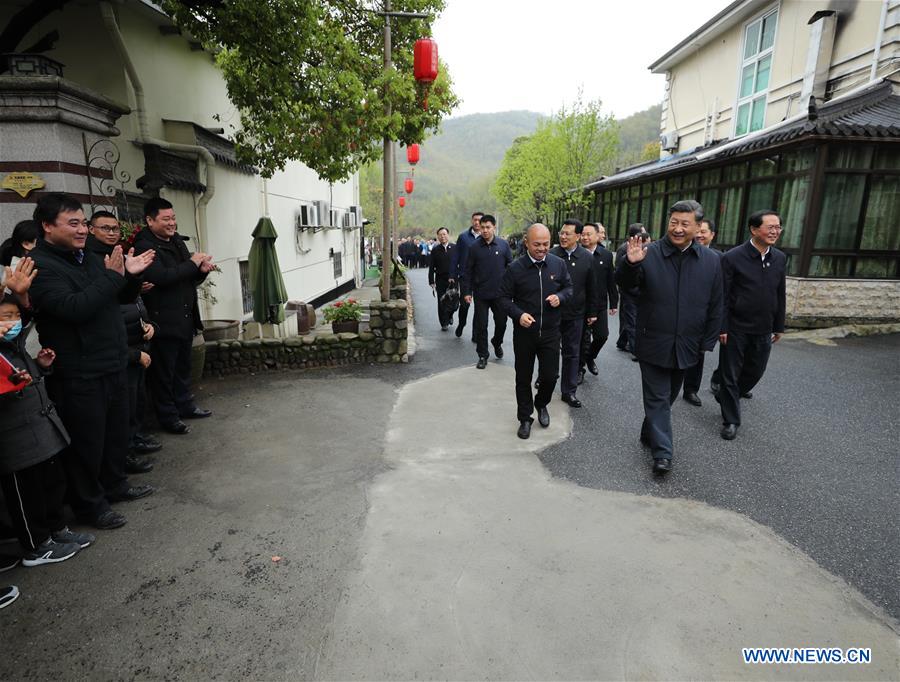 HUZHOU, 30 marzo, 2020 (Xinhua) -- El presidente chino, Xi Jinping, también secretario general del Comité Central del Partido Comunista de China y presidente de la Comisión Militar Central, se entera de los enormes cambios generados por el avance del desarrollo ecológico, en la aldea Yucun de la localidad de Tianhuangping en el distrito de Anji, provincia de Zhejiang, en el este de China, el 30 de marzo de 2020. Xi inspeccionó el distrito de Anji en Zhejiang el lunes. (Xinhua/Ju Peng)