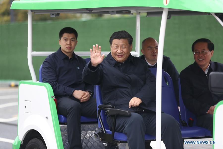 HUZHOU, 30 marzo, 2020 (Xinhua) -- El presidente chino, Xi Jinping, también secretario general del Comité Central del Partido Comunista de China y presidente de la Comisión Militar Central, se entera de los enormes cambios generados por el avance del desarrollo ecológico, en la aldea Yucun de la localidad de Tianhuangping en el distrito de Anji, provincia de Zhejiang, en el este de China, el 30 de marzo de 2020. Xi inspeccionó el distrito de Anji en Zhejiang el lunes. (Xinhua/Ju Peng)