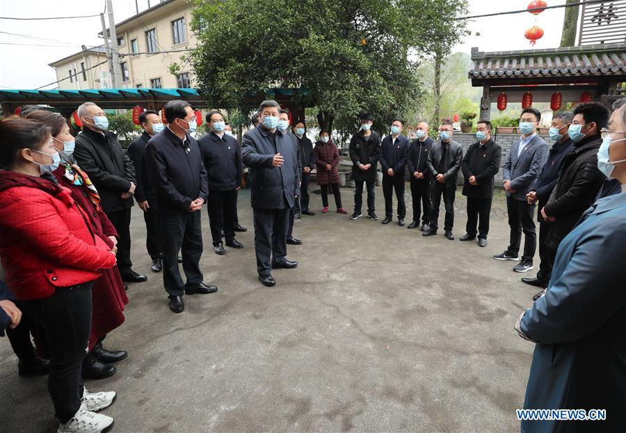 HUZHOU, 30 marzo, 2020 (Xinhua) -- El presidente chino, Xi Jinping, también secretario general del Comité Central del Partido Comunista de China y presidente de la Comisión Militar Central, conversa con aldeanos y se entera de los enormes cambios generados por el avance del desarrollo ecológico, en la aldea Yucun de la localidad de Tianhuangping en el distrito de Anji, provincia de Zhejiang, en el este de China, el 30 de marzo de 2020. Xi inspeccionó el distrito de Anji en Zhejiang el lunes. (Xinhua/Ju Peng)