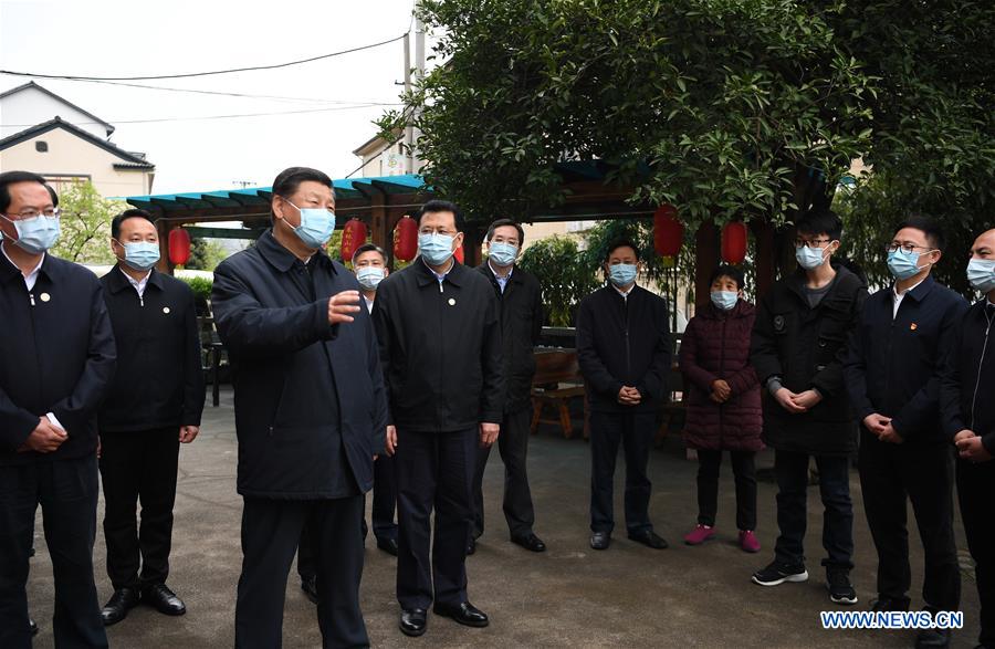 HUZHOU, 30 marzo, 2020 (Xinhua) -- El presidente chino, Xi Jinping, también secretario general del Comité Central del Partido Comunista de China y presidente de la Comisión Militar Central, conversa con aldeanos y se entera de los enormes cambios generados por el avance del desarrollo ecológico, en la aldea Yucun de la localidad de Tianhuangping en el distrito de Anji, provincia de Zhejiang, en el este de China, el 30 de marzo de 2020. Xi inspeccionó el distrito de Anji en Zhejiang el lunes. (Xinhua/Yan Yan)