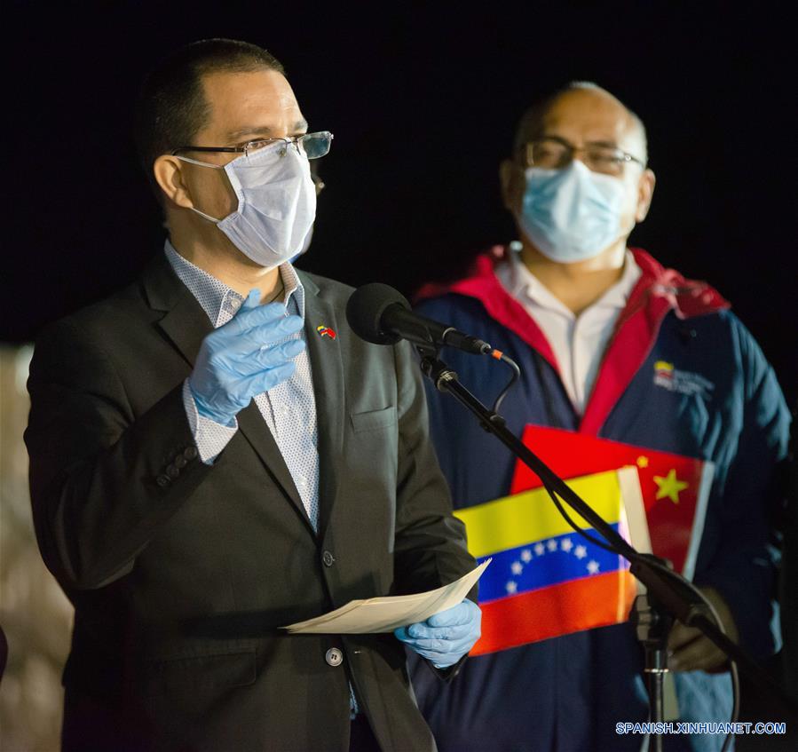  LA GUAIRA, 30 marzo, 2020 (Xinhua) -- El canciller venezolano, Jorge Arreaza (frente), habla ante representantes de los medios de comunicación en el Aeropuerto Internacional Simón Bolívar, en La Guaira, Venezuela, el 30 de marzo de 2020. Un equipo de expertos médicos chinos llegó el lunes a Venezuela para ayudar al país en su lucha contra la epidemia de COVID-19, informó la portavoz del Ministerio de Relaciones Exteriores de China, Hua Chunying. (Xinhua/Marcos Salgado)